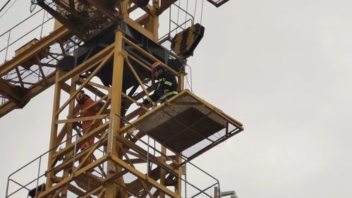 25米高空,男子發(fā)病癱坐塔吊,消防徒手爬塔救人