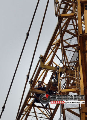 男子爬塔吊續(xù):地勢復雜消防沒法鋪設(shè)氣墊[圖]_新浪新聞